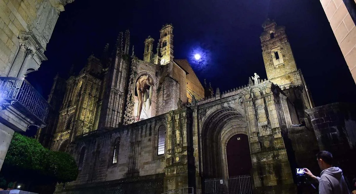 Monumento extremeño durante la acción El Gran Apagón