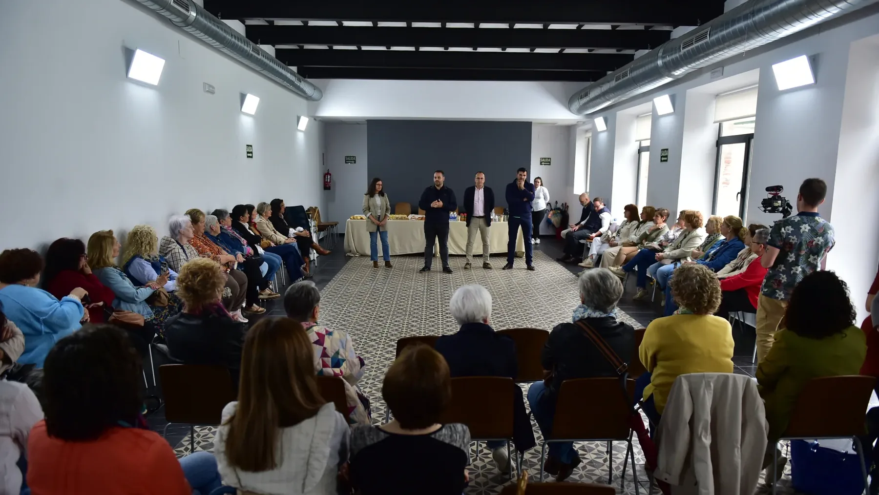 Encuentro con asociaciones de mujeres