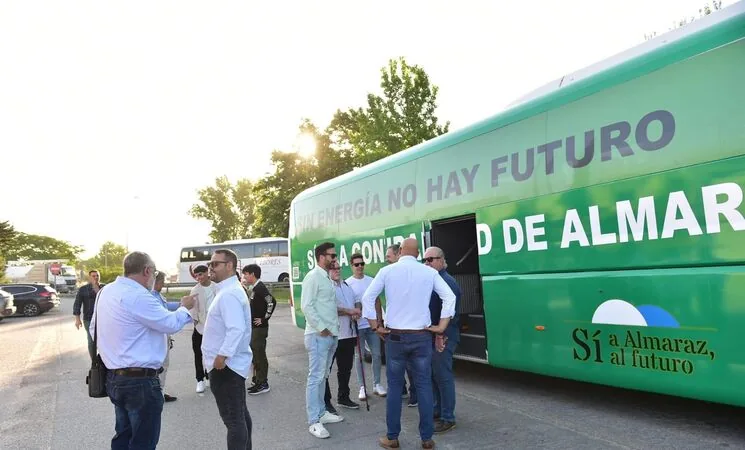 Representantes de la plataforma junto al autobús de Sí a Almaraz, Sí al Futuro