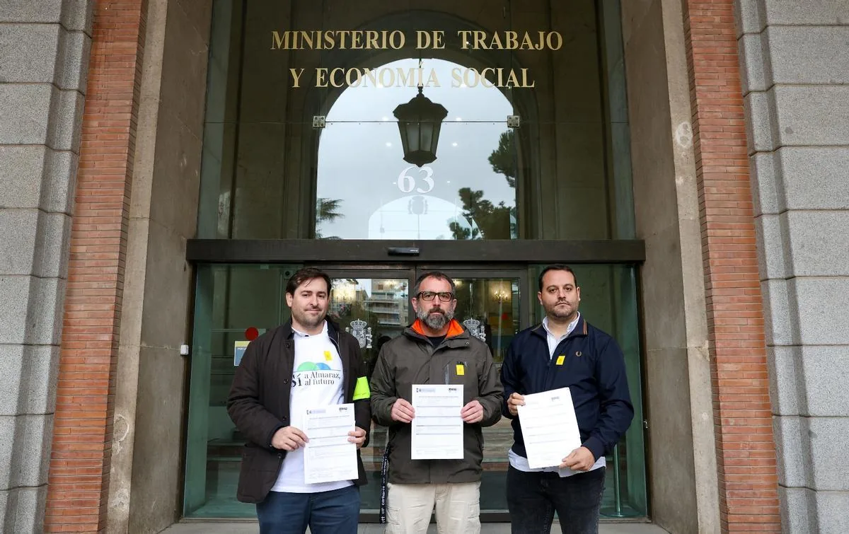 Representantes de Sí a Almaraz ante el Ministerio de Trabajo con las cartas registradas