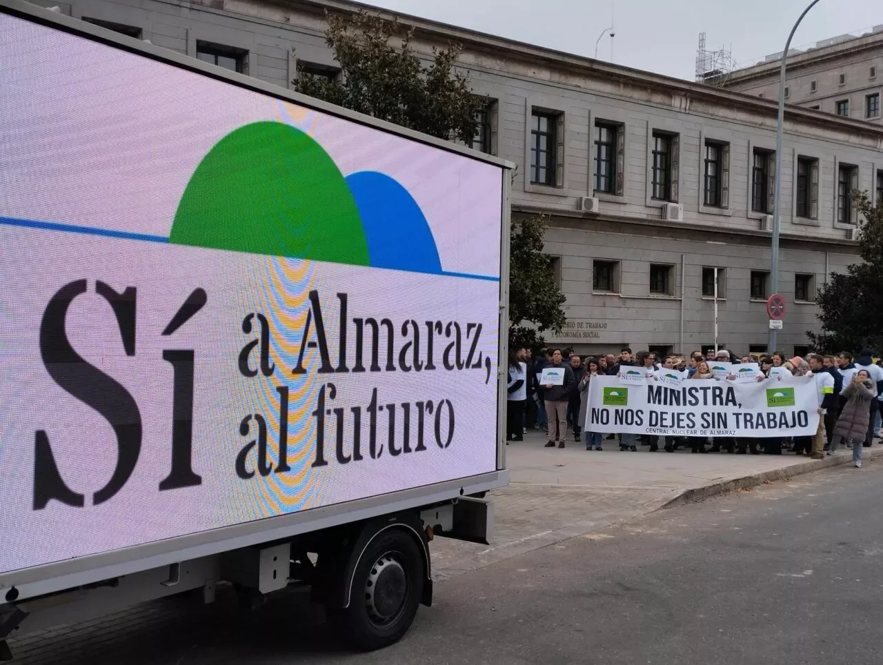 Almaraz defiende en Madrid sus 4.000 empleos