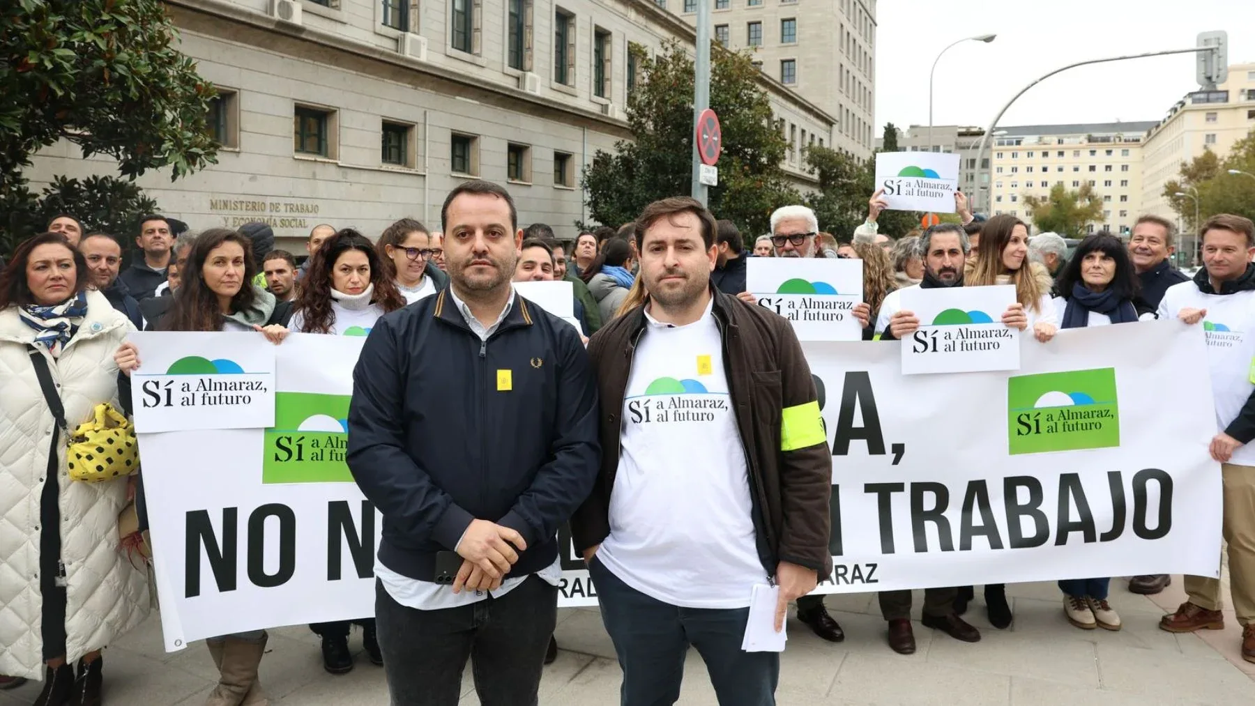 Representantes de la plataforma durante la concentración por los empleos de Almaraz
