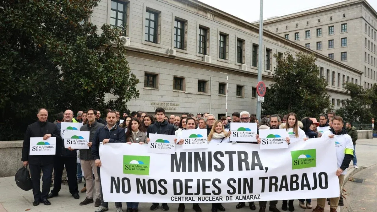 Grupo de participantes en la concentración de Sí a Almaraz ante el Ministerio de Trabajo