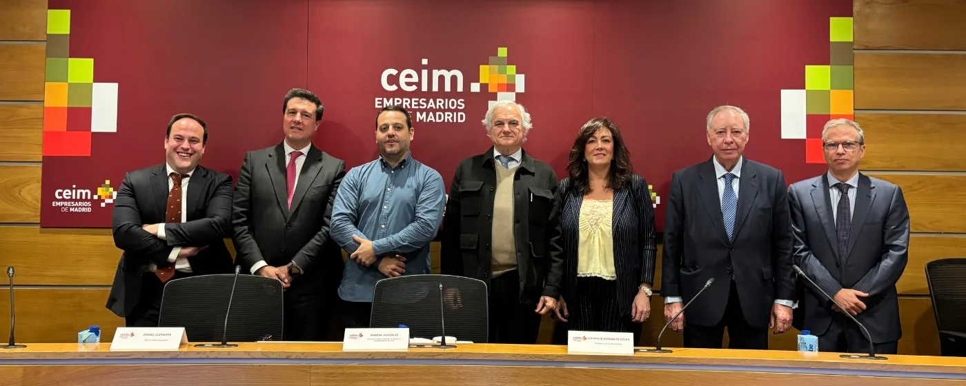 Foto de grupo de participantes en la jornada de CEIM sobre energía nuclear