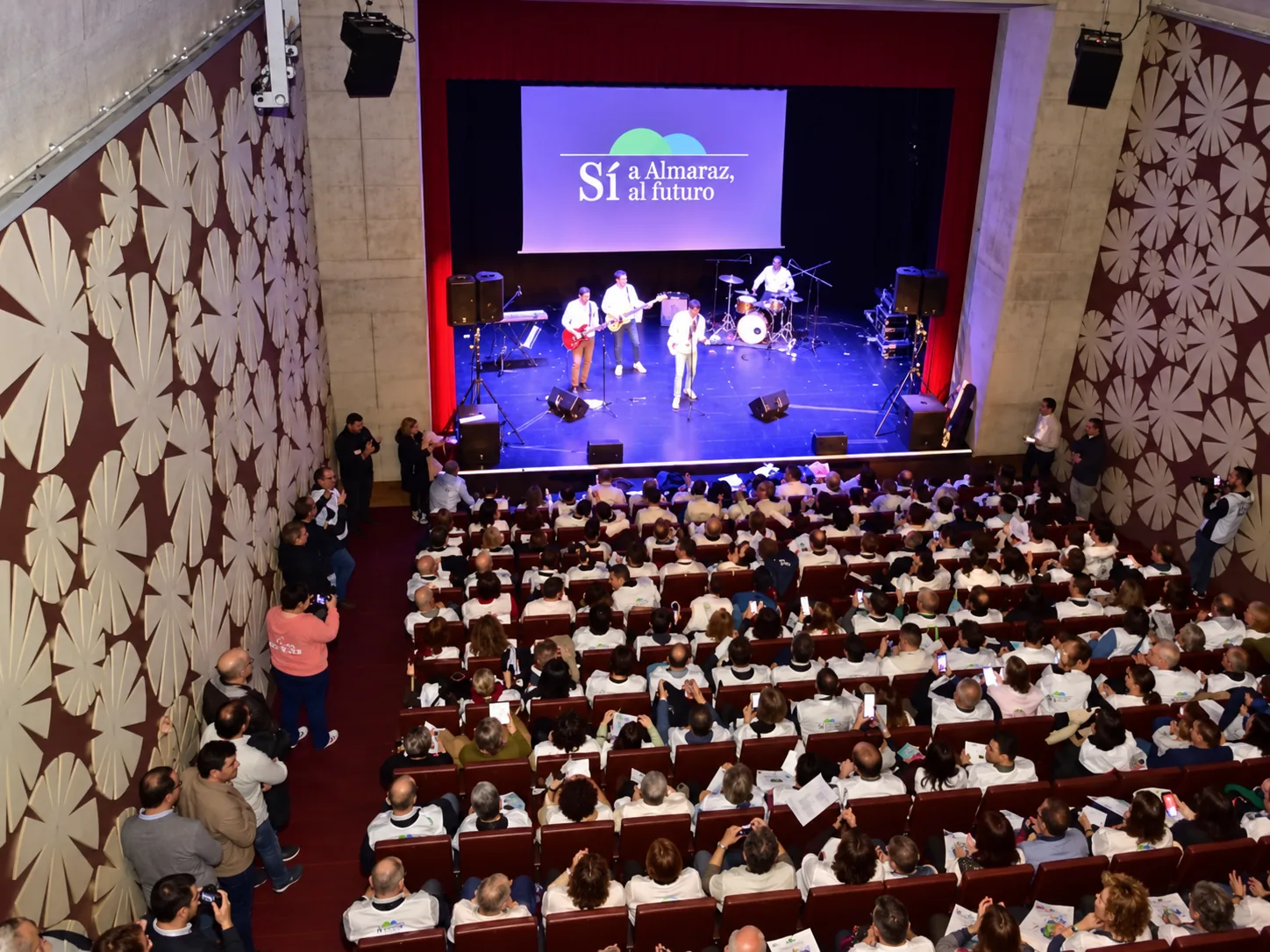 El público acompaña el estreno del himno