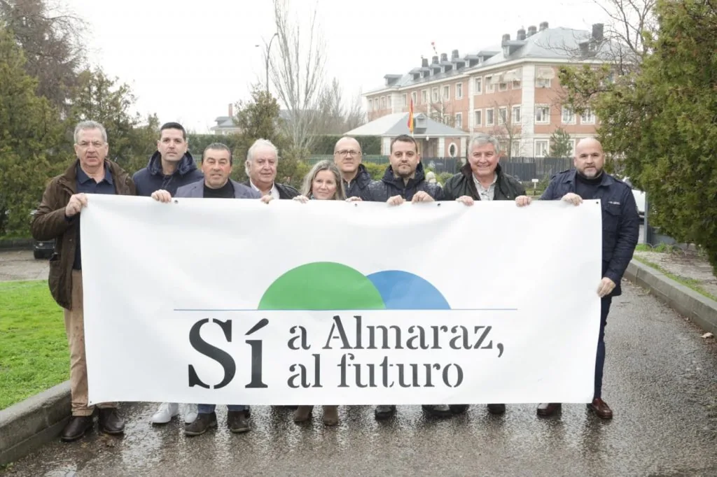 Representantes con pancarta de Sí a Almaraz, Sí al Futuro