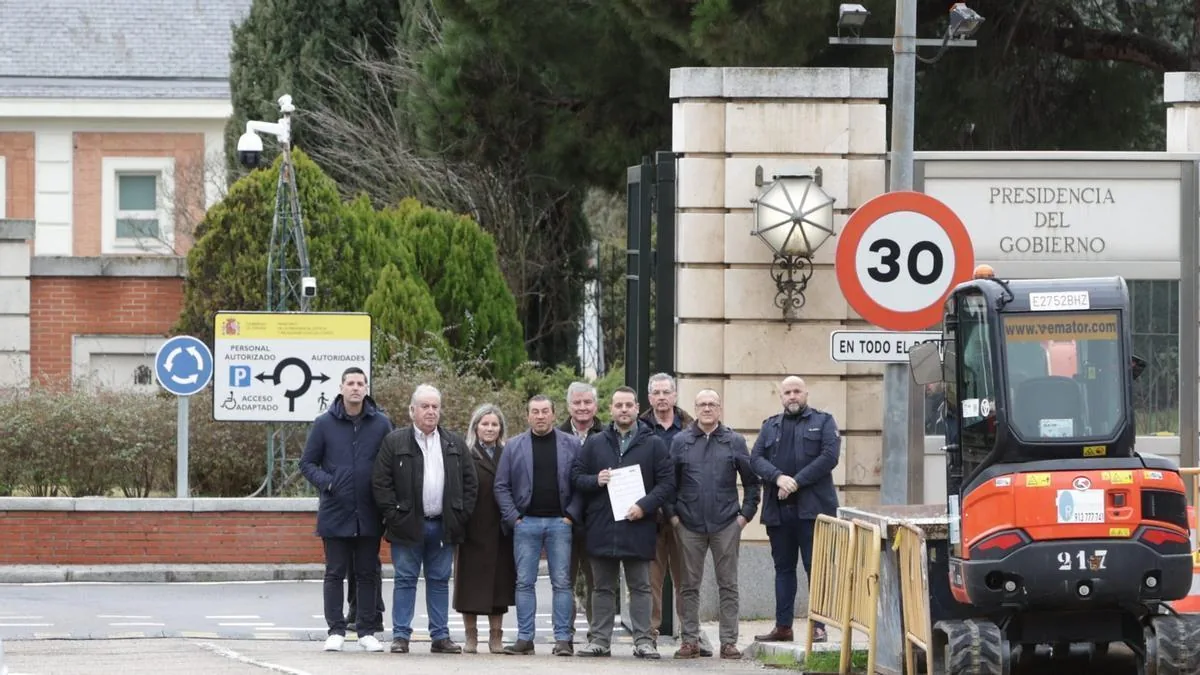 Alcaldes a la entrada de la Presidencia del Gobierno
