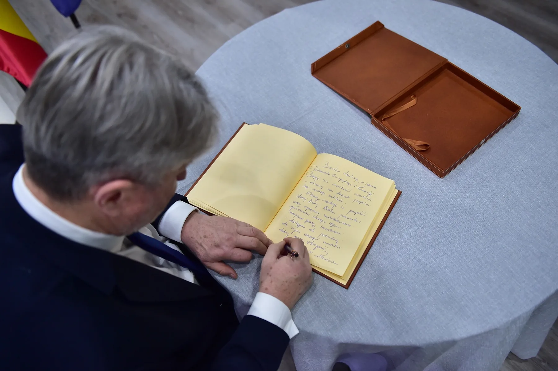 Firma durante la visita institucional
