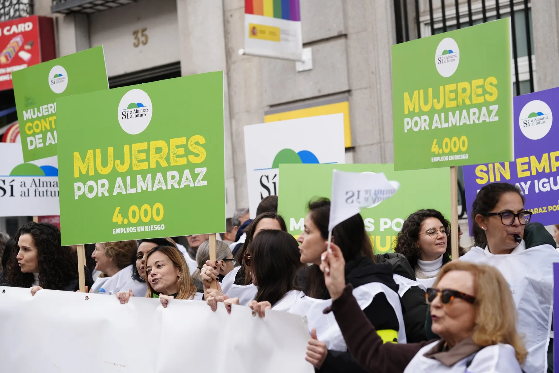 Carteles de Mujeres por Almaraz durante la concentración en Madrid