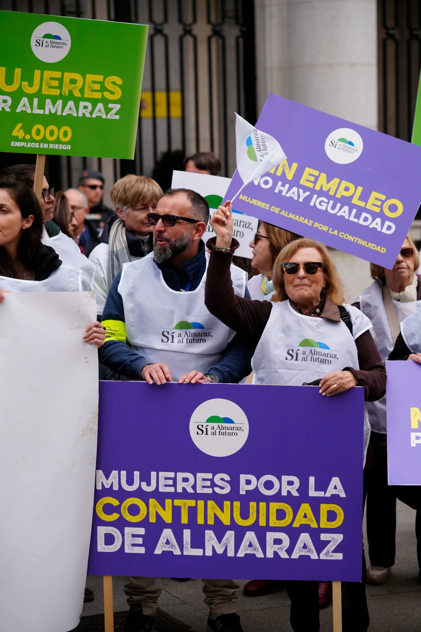 Participantes de Mujeres por Almaraz con pancartas sobre empleo e igualdad