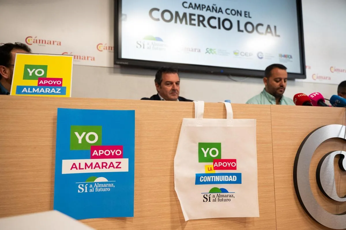 Representantes empresariales y de la plataforma durante la presentación de la campaña