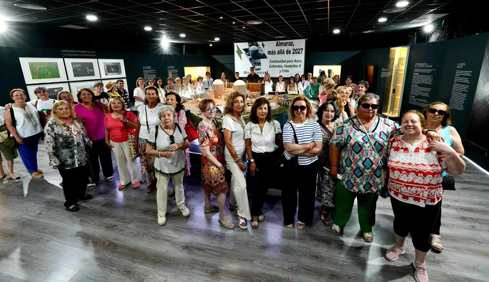 Mujeres por Almaraz durante el recorrido interior por la central