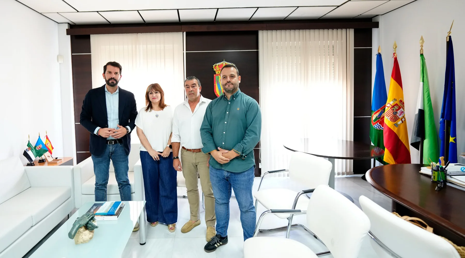 Representantes de la plataforma junto a Álvaro Sánchez Cotrina en el Ayuntamiento de Almaraz