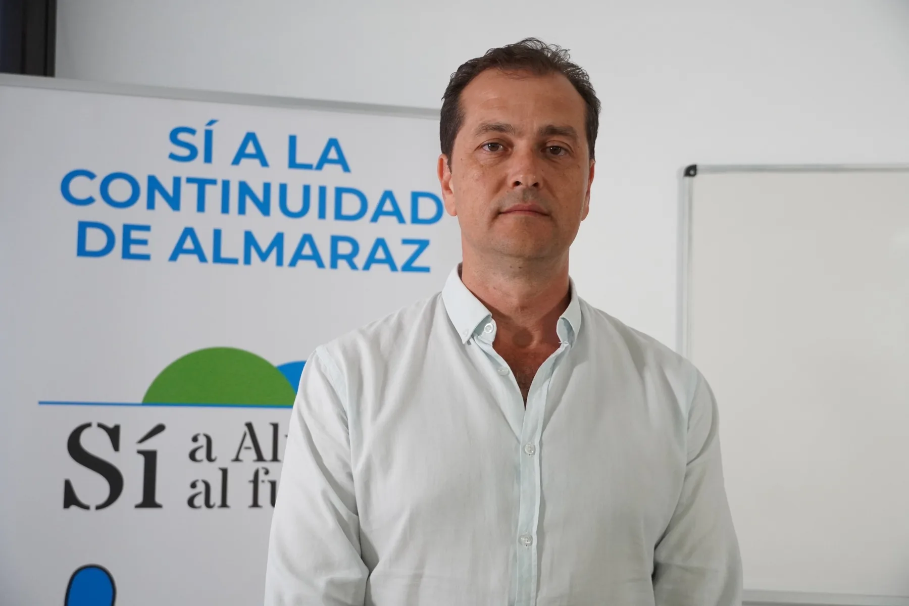 Manuel Carreño ante la imagen de Sí a Almaraz, Sí al Futuro