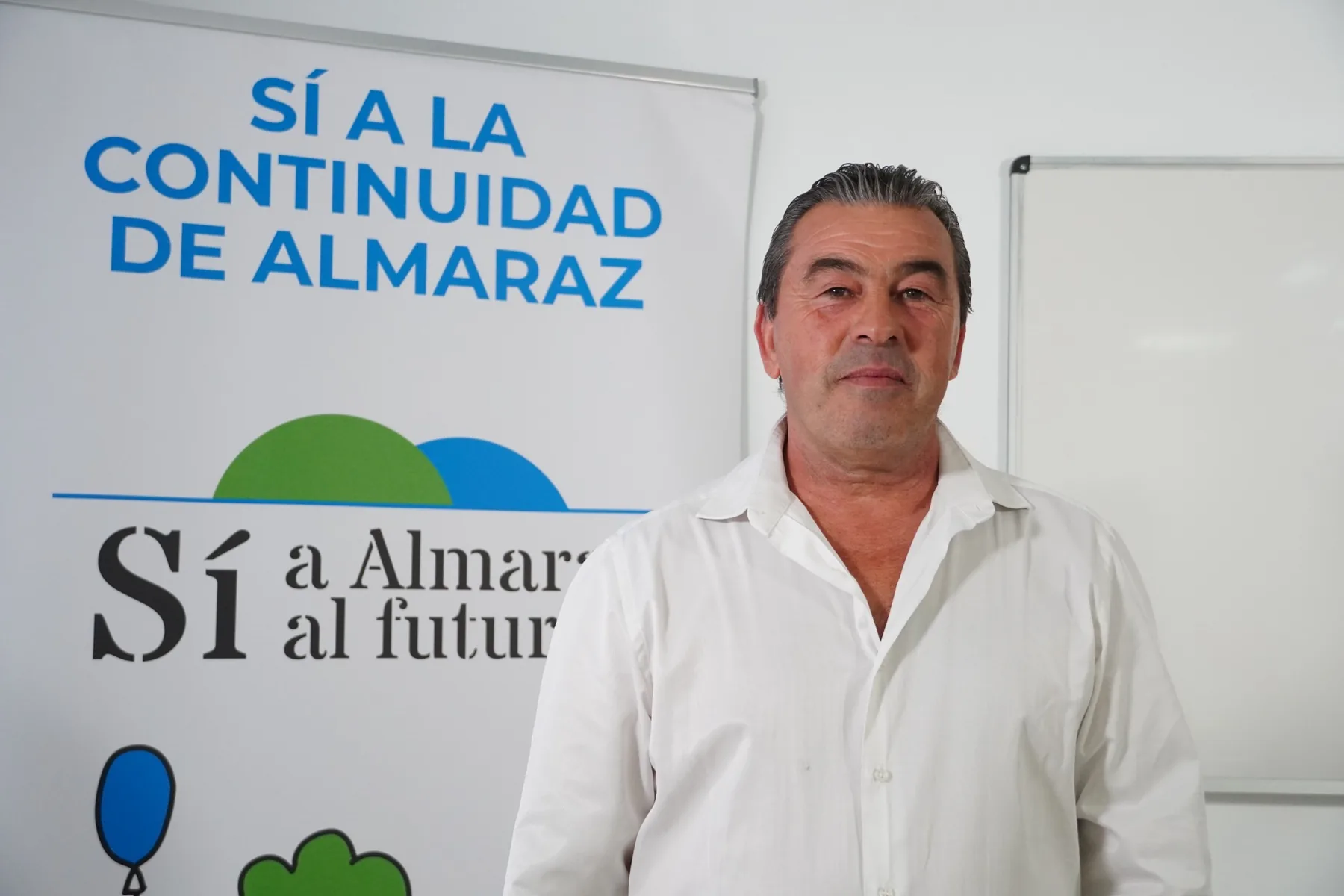 Juan Antonio Díaz ante la imagen de Sí a Almaraz, Sí al Futuro