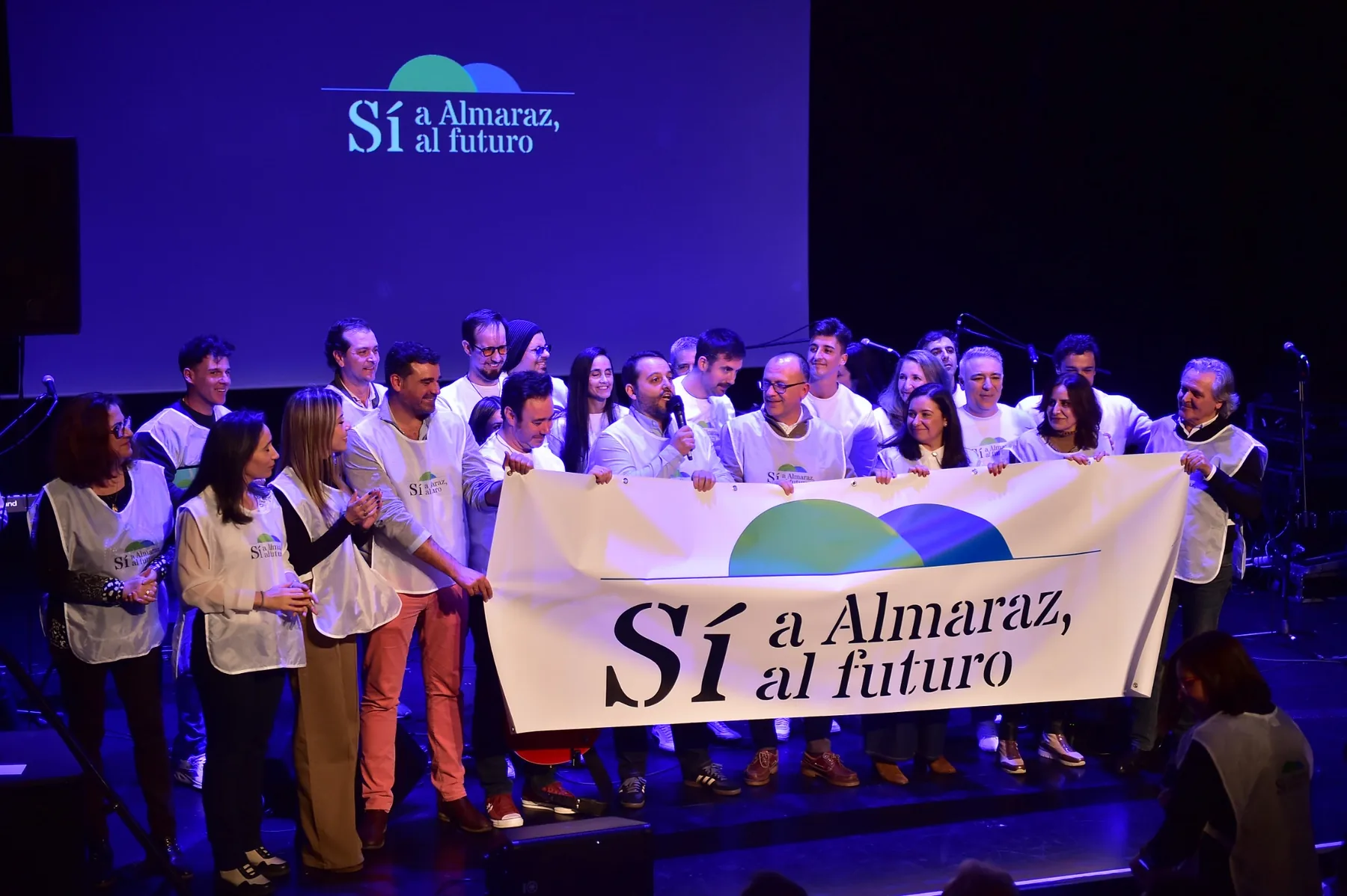 Acto de Sí a Almaraz, Sí al Futuro con participantes sobre el escenario