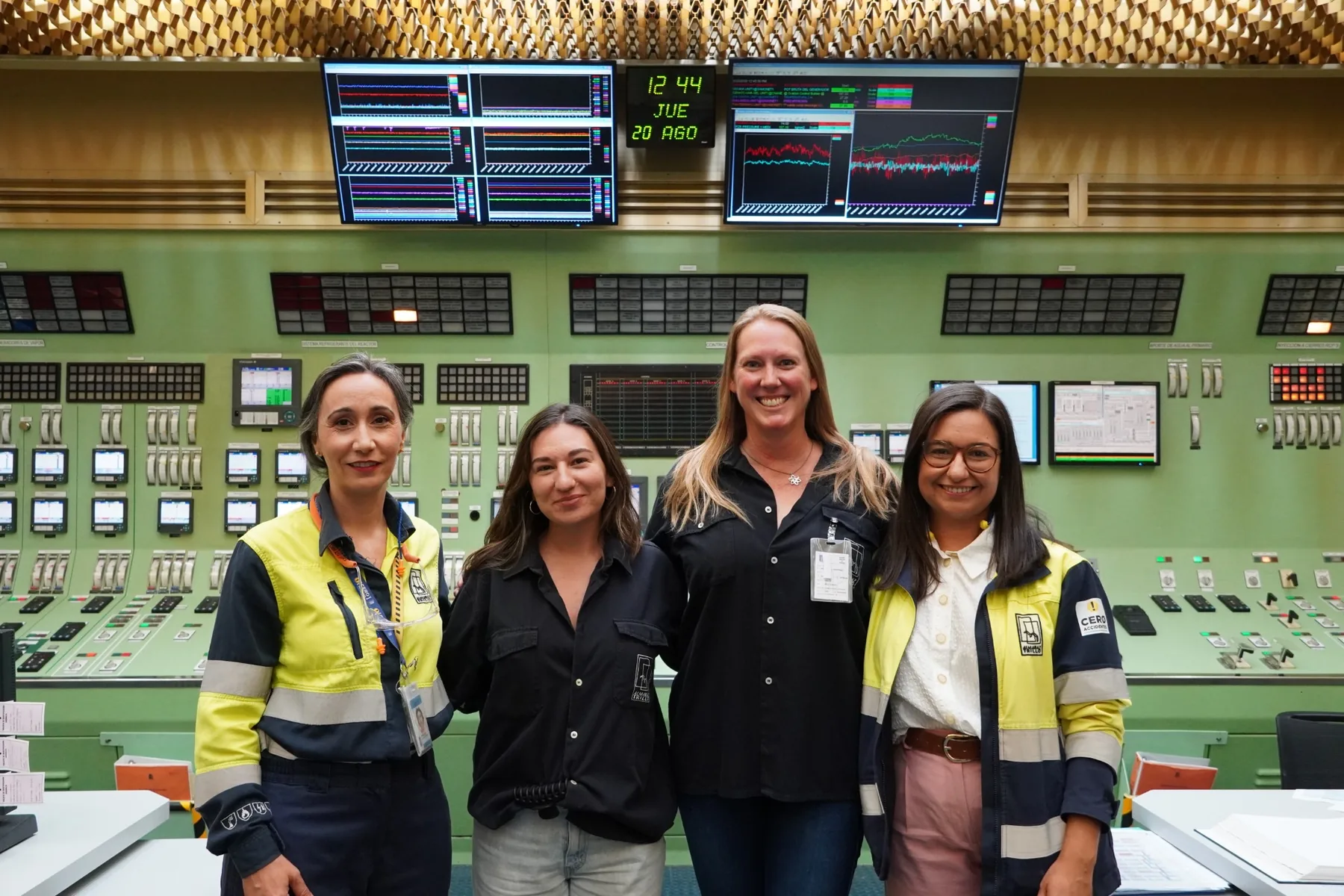 Representantes de la visita internacional en la sala de control de Almaraz