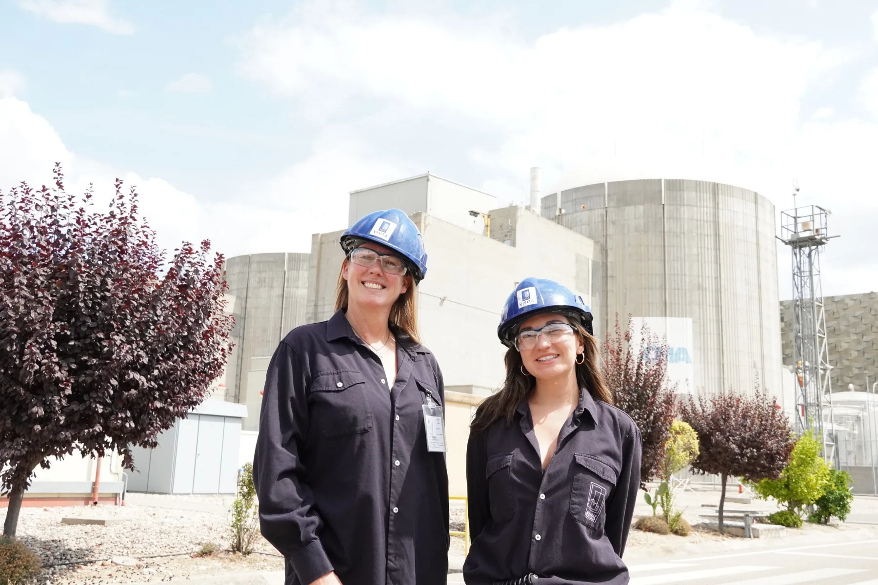 Participantes en la visita internacional posan junto a la central de Almaraz