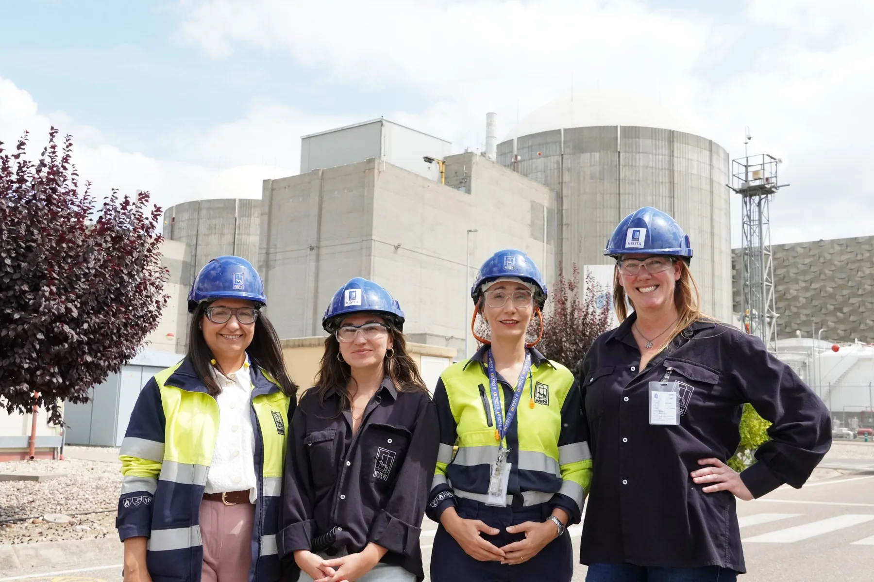 Grupo de participantes en la visita internacional a la central de Almaraz